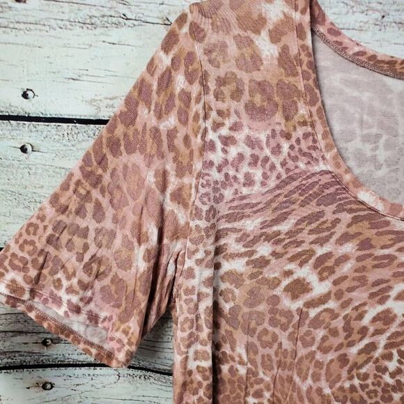 Maurices 24/7 Women’s Small Pink Animal Print T-Shirt Scoop Neck High-Low Hem Te - Picture 3 of 6